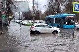 Жители Саратова жалуются на превращение города в «Венецию» после ливня, а из-за скопления воды на дорогах остановились три троллейбусных маршрута
