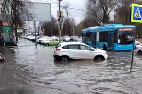 Жители Саратова жалуются на превращение города в «Венецию» после ливня, а из-за скопления воды на дорогах остановились три троллейбусных маршрута