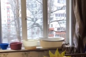 «Течёт с пятого по первый»: саратовчанка показала, в каких жутких условиях оказались жильцы пятиэтажки