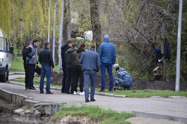 При прокладке коммуникаций в Горпарке Саратова откопали человеческий череп: на место прибыли полицейские, работы должны быть остановлены