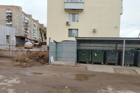 Саратовский регоператор напоминает о запрете складирования веток на контейнерных площадках