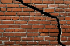 Из-за бездействия администрации жители аварийного дома вынуждены жить в непригодных условиях: возбуждено уголовное дело