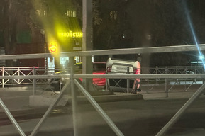 В центре Саратова столкнулись иномарка и отечественная легковушка: «Гранту» перевернуло на крышу