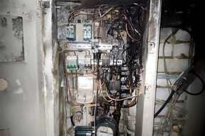 В девятиэтажном доме горел электрический кабель: проводилась эвакуация жильцов