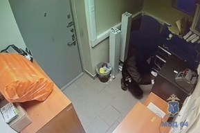 Молодой рецидивист украл деньги из сетевого магазина, где работала его жена (видео с места преступления)