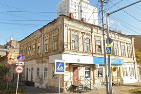 Четыре дома в центре Саратова и трехэтажка в Ленинском районе признаны памятниками, один — исключен