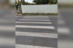 Горожанка рассказала о пешеходном переходе рядом с кольцом «скоростного» трамвая, который упирается в забор