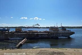 Никто не хочет покупать теплоход, с которого власти выгнали детский спортивный клуб, но чиновники не сдаются