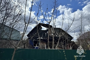 В Ртищево мужчина пытался самостоятельно тушить загоревшийся дом, но только получил ожоги