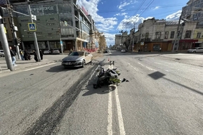 В центре Саратова столкнулись мотоцикл и иномарка: байкера госпитализировали