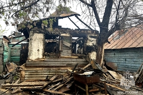 На пожаре в нежилом доме в Саратове погиб неизвестный мужчина