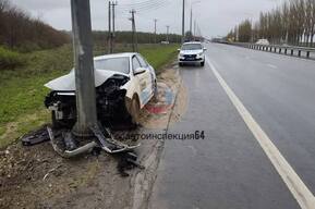 Молодой человек на иномарке врезался в световую опору на Ново-Астраханском шоссе и попал в больницу