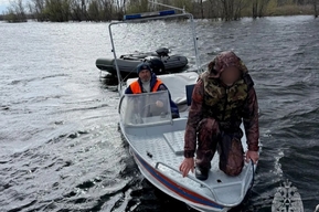 В регионе спасли рыбака, которого ветром снесло с лодки в воду