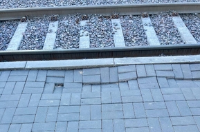 Саратовцы продолжают обращать внимание на неудовлетворительное качество остановок «скоростного трамвая» маршрута №3