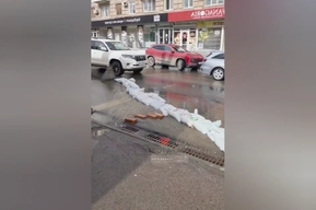 На улице Вольская разлилась коммунальная река: на дорогу положили кирпичи и наполненные чем-то мешки
