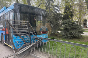 На проспекте 50 лет Октября автобус врезался в ограждение: водитель погиб
