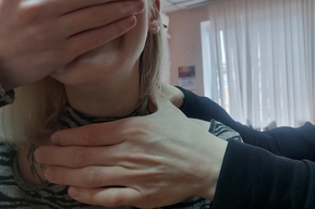 Попытка задушить и нападение с топором: жители региона угрожали женщинам