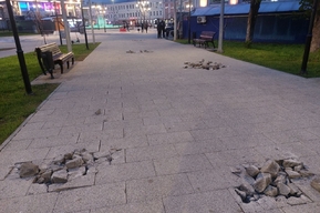 «Кто-нибудь ноги переломает»: горожане рассказали о странном ремонте дорожек на площади Кирова