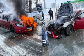 В Балаково загорелась угнанная иномарка. Одного из злоумышленников будут судить, другой находится в розыске