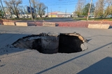 В Балаково из-за прорыва коллектора провалился асфальт
