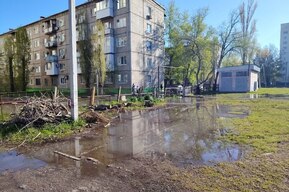«Ближайшие дома тонут в г…е»: в Энгельсе после обрушения коллектора затапливает улицы, местные жители бьют тревогу