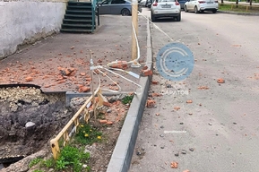 С многоэтажки на Шелковичной на прохожих сыплются кирпичи