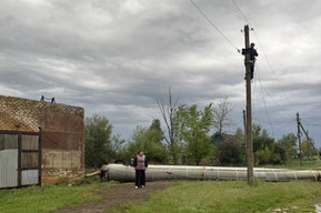 Непогода в регионе. В селе Балаковского района из-за сильного ветра снесло водонапорную башню