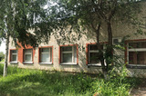 Власти продают заплесневелое здание столовой и 900 «квадратов» земли рядом со школой