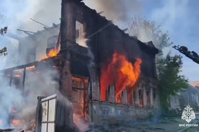 В центре Саратова полыхает нежилой двухэтажный дом
