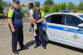 Полицейские нашли на проезжей части одинокую 5-летнюю девочку