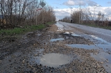 «Как оторванную ногу перекисью полить»: чиновники выделили на ремонт десятков километров дорог в Гагаринском районе всего три миллиона