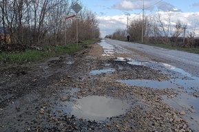 «Как оторванную ногу перекисью полить»: чиновники выделили на ремонт десятков километров дорог в Гагаринском районе всего три миллиона