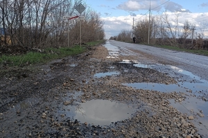 «Как оторванную ногу перекисью полить»: чиновники выделили на ремонт десятков километров дорог в Гагаринском районе всего три миллиона