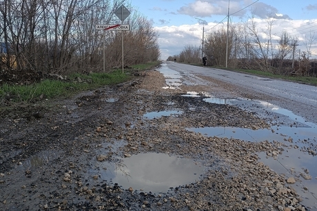«Как оторванную ногу перекисью полить»: чиновники выделили на ремонт десятков километров дорог в Гагаринском районе всего три миллиона