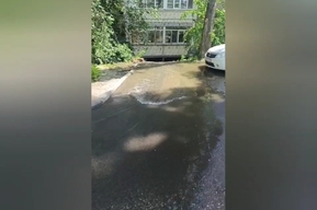Саратов вторые сутки сидит без воды, а она стекает водопадами в районе масштабного отключения (видео)
