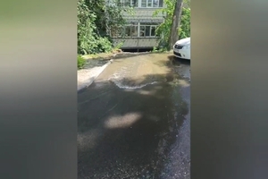 Саратов вторые сутки сидит без воды, а она стекает водопадами в районе масштабного отключения (видео)