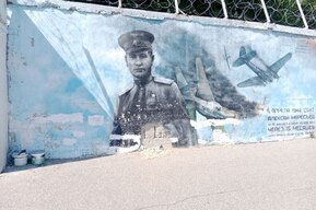 На набережной в Саратове испортился мурал, посвящённый советскому лётчику 