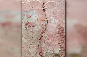 «Яхимович потихоньку отсоединяется»: многострадальный дом с кариатидами в Саратове отваливается от собственной пристройки