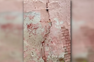 «Яхимович потихоньку отсоединяется»: многострадальный дом с кариатидами в Саратове отваливается от собственной пристройки
