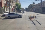 В центре Саратова водитель электровелосипеда столкнулся с иномаркой