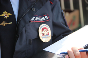 Полицейский лишился звания и ста тысяч за то, что обещал помочь знакомому с паспортом