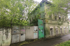 Власти продают в Энгельсе старинный дом вместе с забором и землей