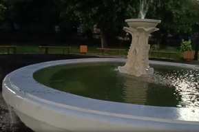 В сквере Первой учительницы в фонтане переливается вода и заливает дорожку