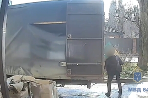 Рецидивист вышел из подъезда и решил украсть кондиционер (видео)