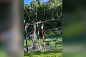 Три года забвения: в сквере Марины Расковой в Саратове дети продолжают играть на изуродованной футбольной площадке (это место — «образец содержания»)