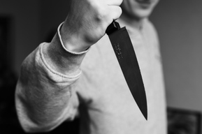 Житель региона ударил ножом полицейского, а затем скрывался от суда. Приговор 