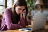 Студентка колледжа пожаловалась незнакомцу из приложения на финансовые трудности и лишилась ещё 300 тысяч рублей
