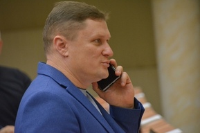 «Как в забытой деревне»: саратовский депутат раскритиковал чиновников за неэффективное расходование «огромного» бюджета, который экономят даже на дорожных разметках