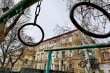 Школа-памятник напротив Горпарка находится в ужасающем состоянии, но комитет Мухина требует лишь повесить поверх красивую табличку