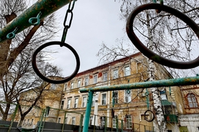 Школа-памятник напротив Горпарка находится в ужасающем состоянии, но комитет Мухина требует лишь повесить поверх красивую табличку
